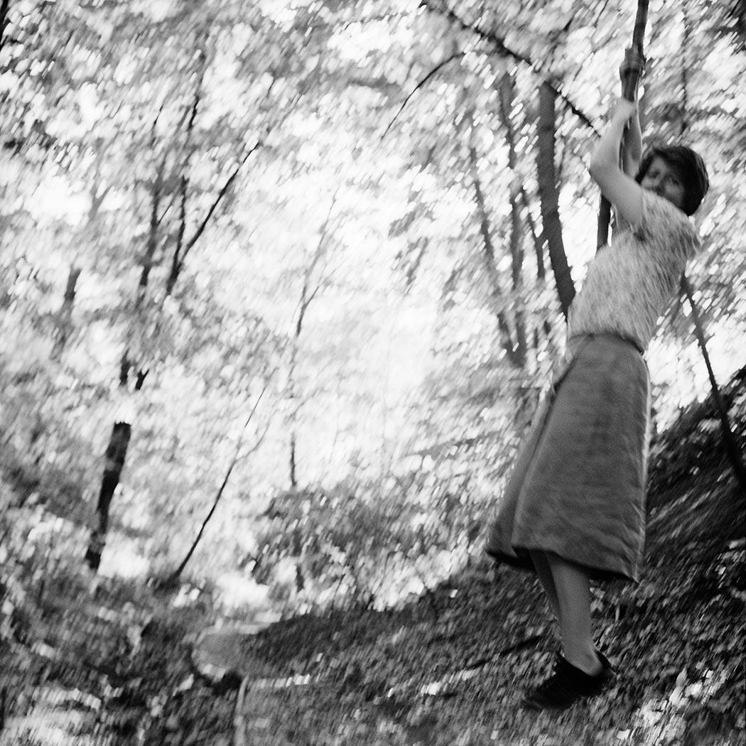 Vivian Maier a balançar numa videira