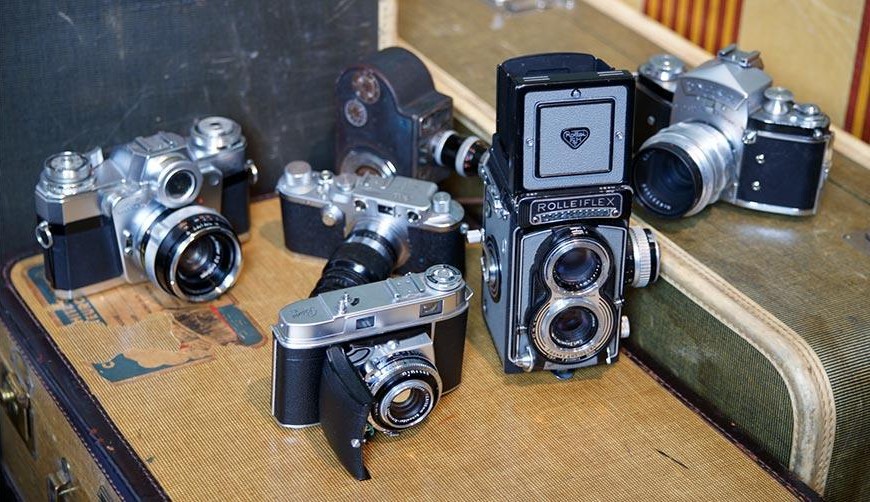 Rolleiflex, Kodak Ektachrome 35mm film, Leica IIIc, e diversas máquinas fotográficas alemãs SLR